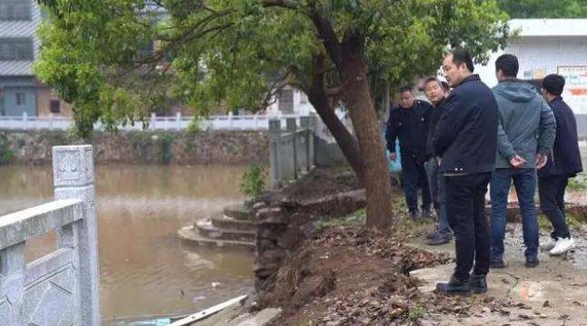 防汛戰(zhàn)斗服、防寒雨衣、雙背帶、救生衣、水鞋、毛巾、水壺、頭盔、氧氣瓶、潛水服、氧氣罩